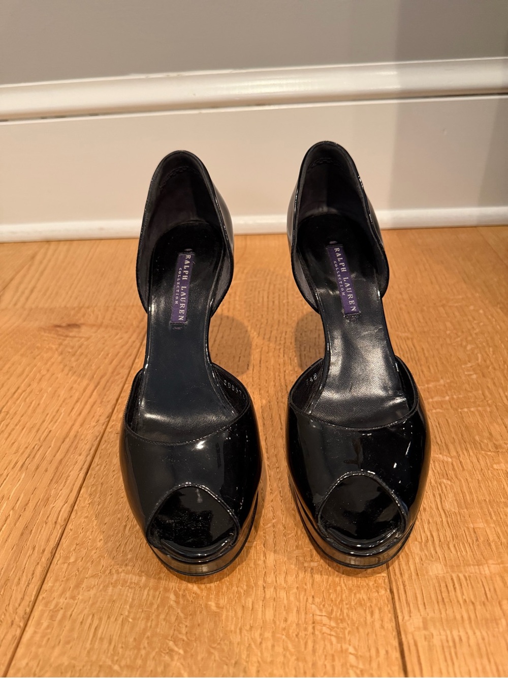 RALPH LAUREN COLLECTION
Patent leather peep toe platform pump Made Italy